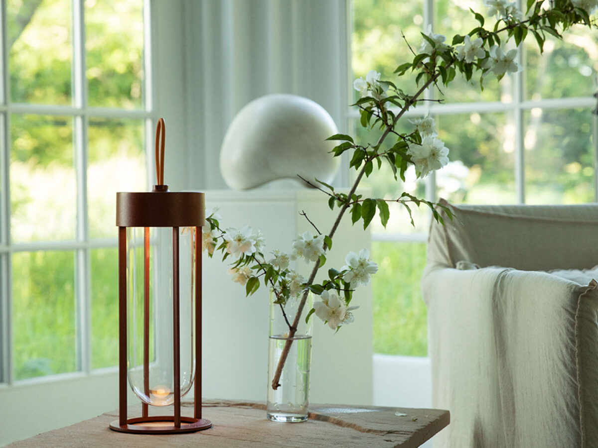 In Vitro Unplugged lamp by Flos close-up of the USB-C charging cable and dimmable LED light module at the Michigan Design Center