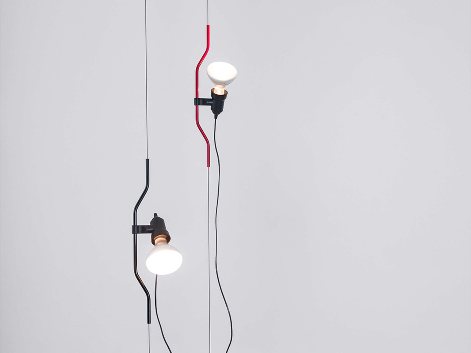 Parentesi floor-to-ceiling lamp in nickel finish: a slim steel tube holds the spotlight head on a 4 m cable.