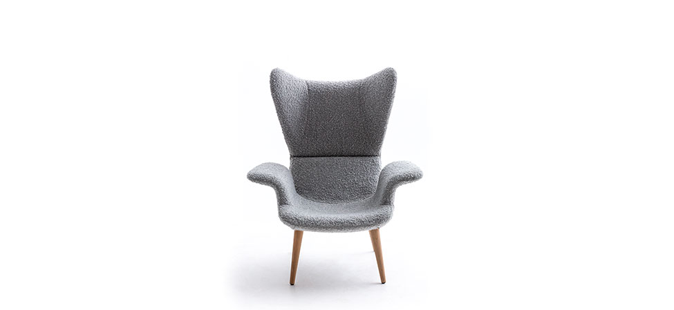 “Longwave armchair by Moroso – artistic Italian design with plush cushioning and refined aesthetics”