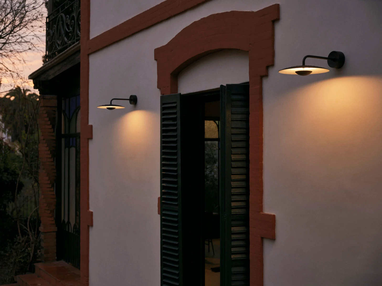 “Ginger by Marset pendant light in motion – showcasing curved wood shade and warm illumination”
