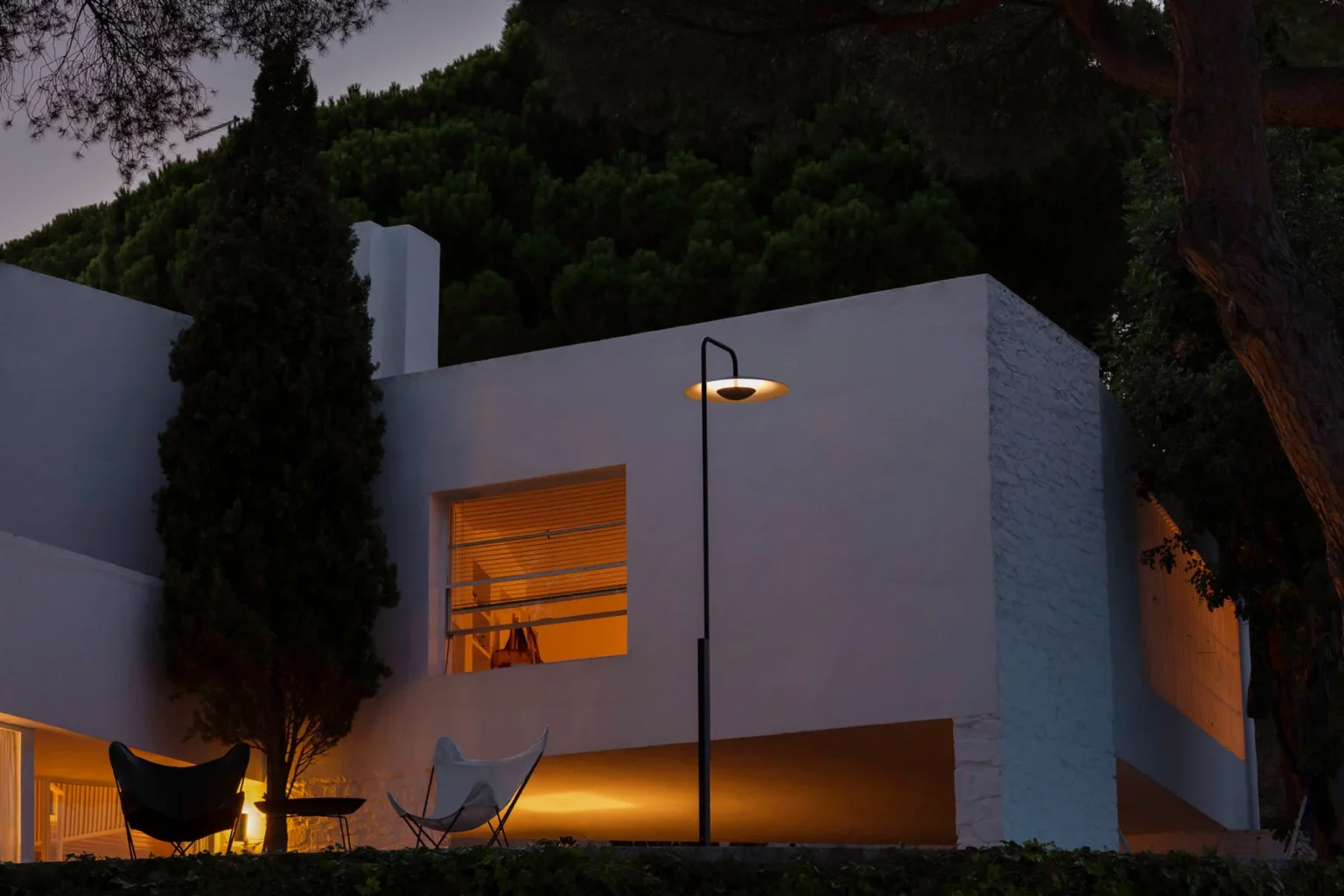 “Demonstration of Ginger by Marset floor lamp – elegant minimalist design with warm diffused illumination”