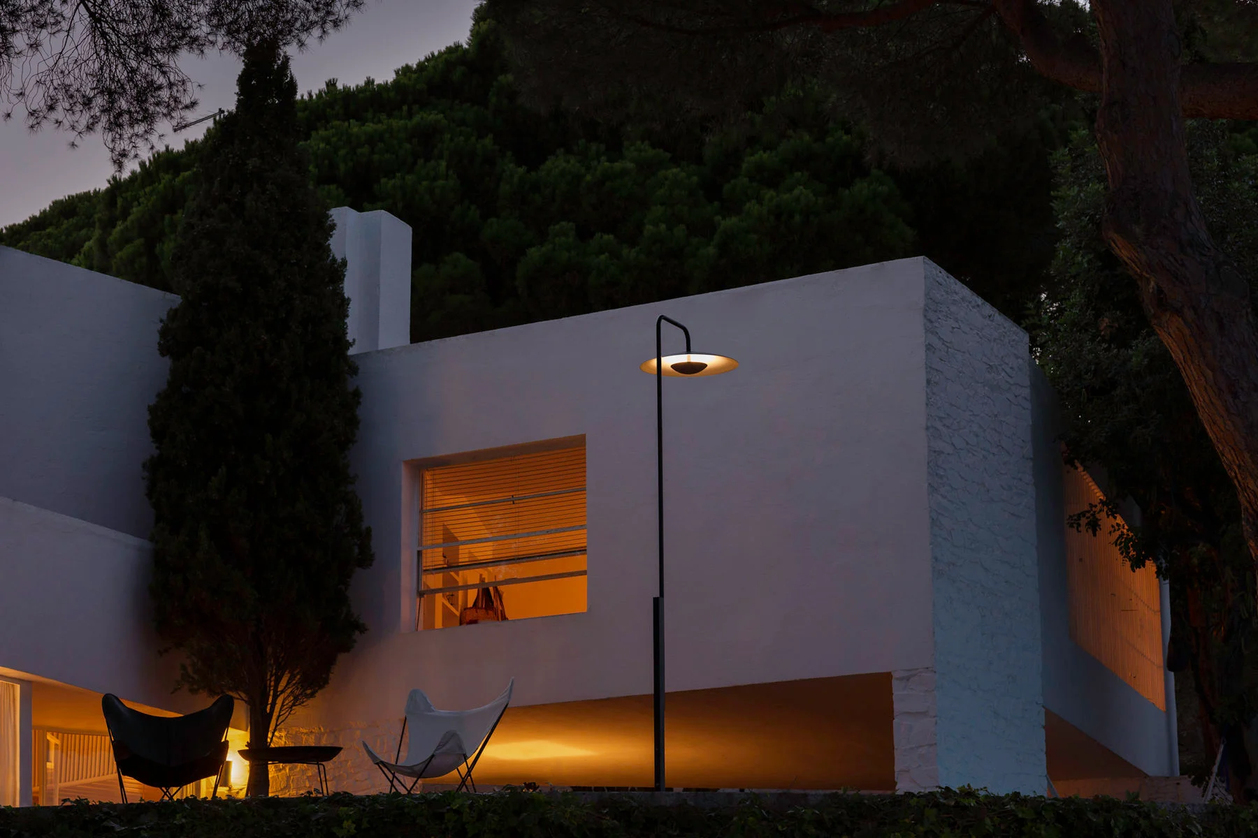 “Demonstration of Ginger by Marset floor lamp – elegant minimalist design with warm diffused illumination”