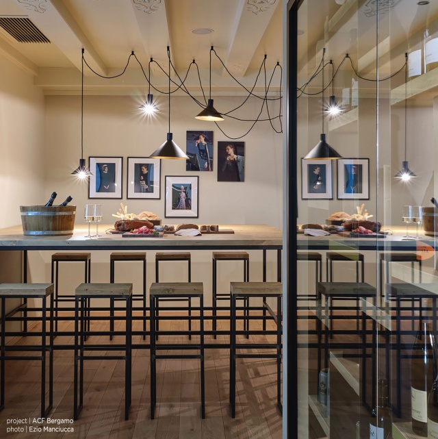 “Freestanding valet CERBERINA by Mogg – unique Italian furniture with sleek rods and circular base”
