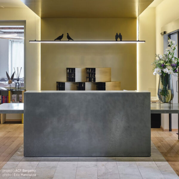 “PHIL by Mogg – modern Italian coat rack with sculptural tree-branch design in powder-coated metal”