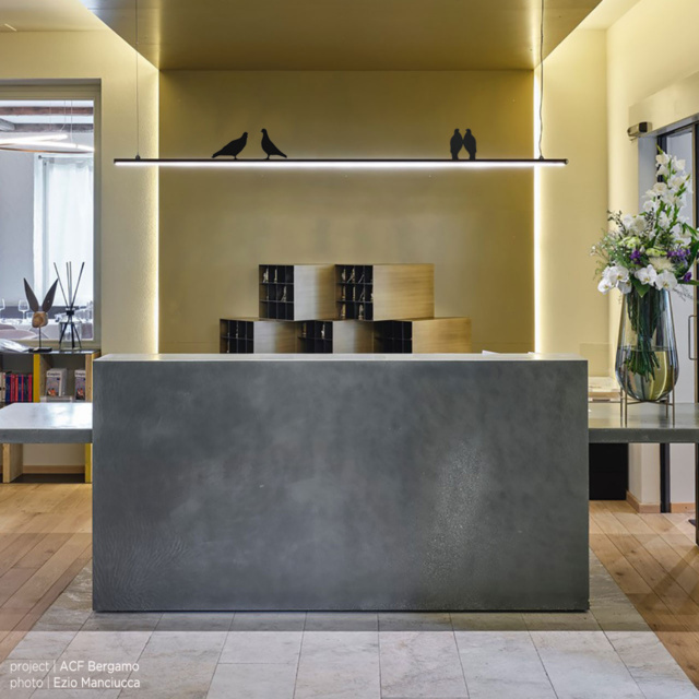 “PHIL by Mogg – modern Italian coat rack with sculptural tree-branch design in powder-coated metal”