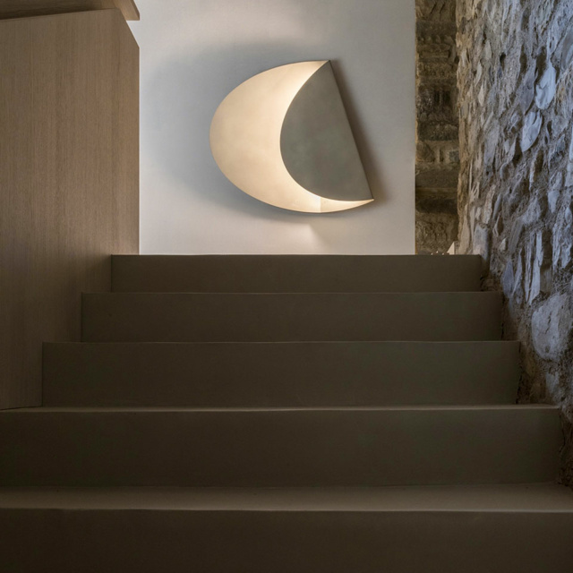 “BEND by Mogg – freestanding metal console table with curving structure and elegant design”