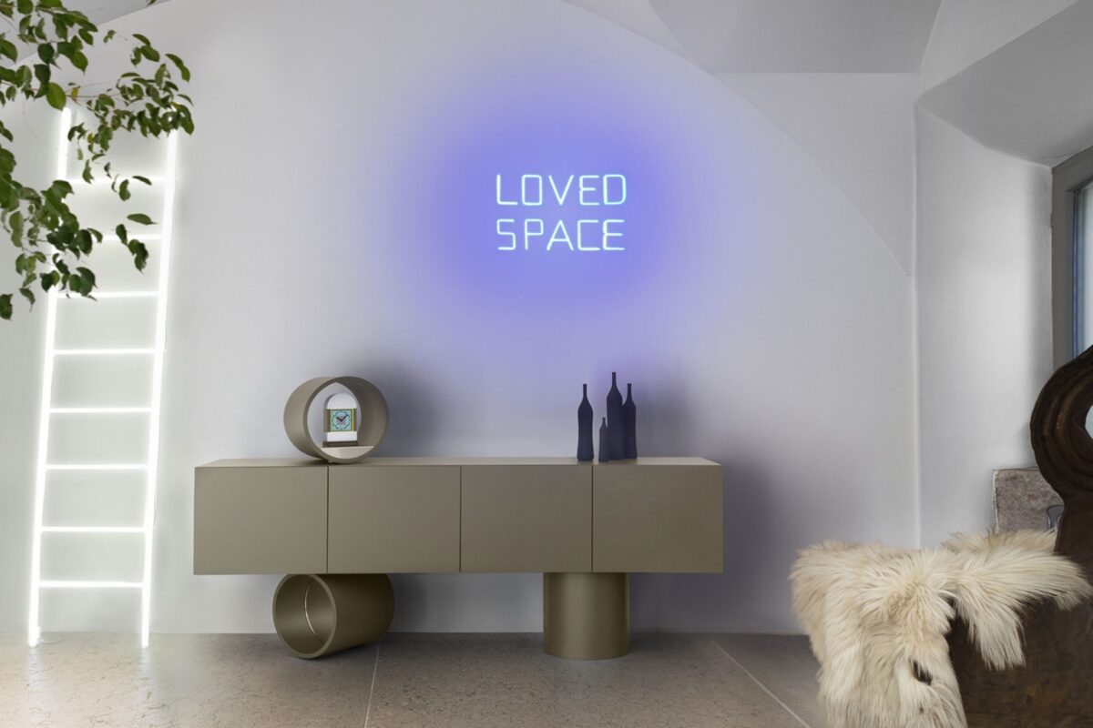 “JUNO by Mogg – sculptural freestanding mirror with curved frame and minimalist elegance”