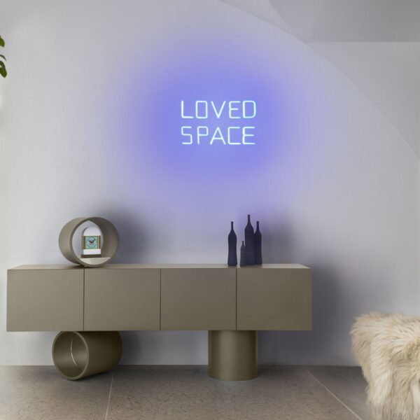 “JUNO by Mogg – sculptural freestanding mirror with curved frame and minimalist elegance”