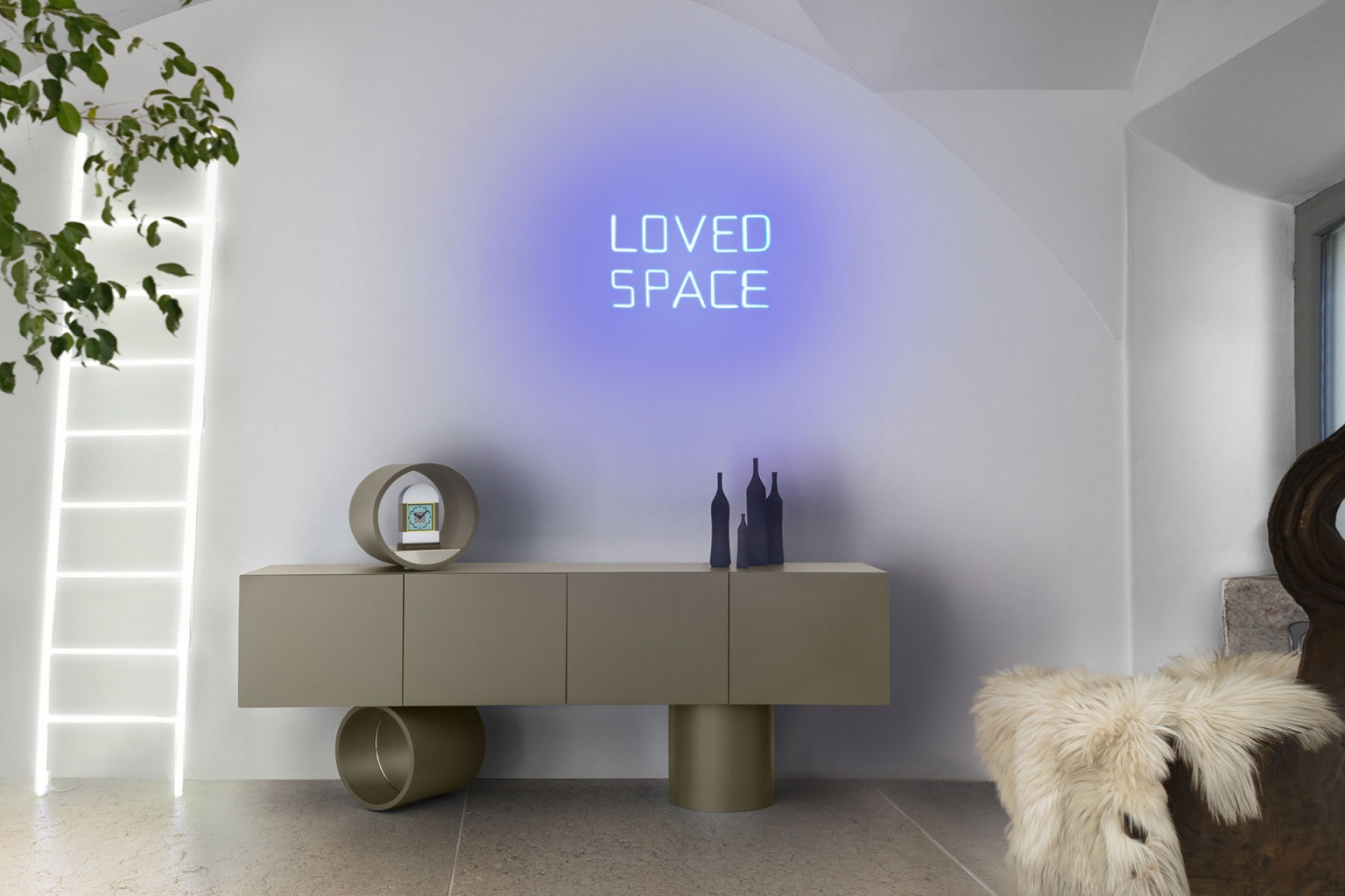 “JUNO by Mogg – sculptural freestanding mirror with curved frame and minimalist elegance”