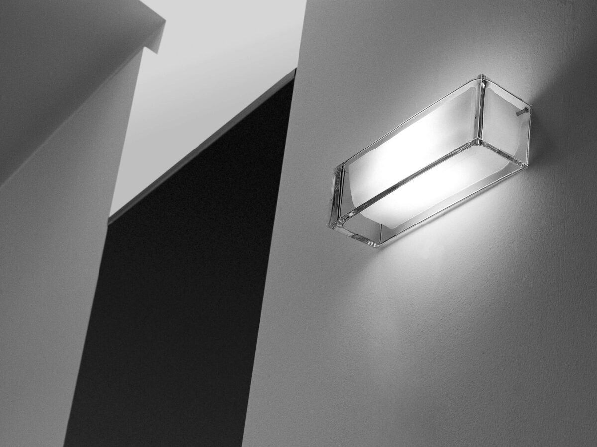 Modern and refined, the Flos Ontherocks HL lamp, which appears like a luminous block of ice on the wall, with a transparent outer shell and a hidden internal diffuser.
