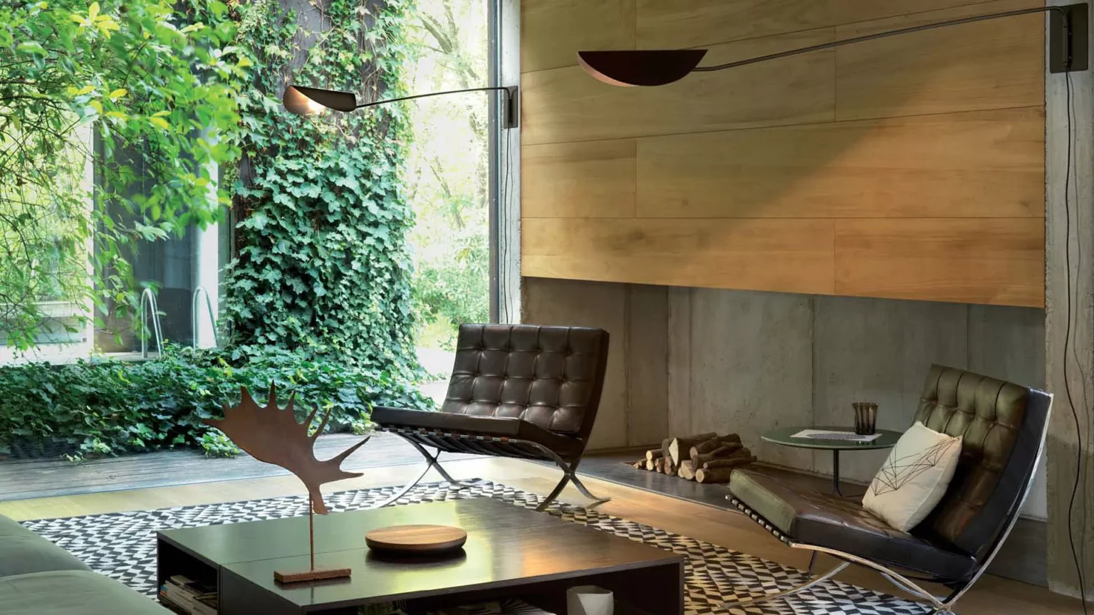 “Plume by Oluce stylish Italian lamp – artistic table lamp with graceful curves and minimalist metal structure”