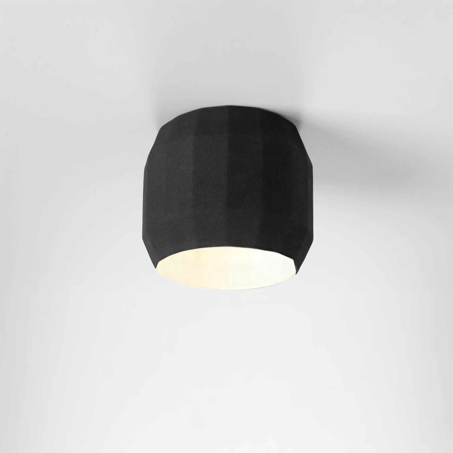 “Scotch Club by Marset designer hanging lamp – polygonal ceramic shade with artistic flair”