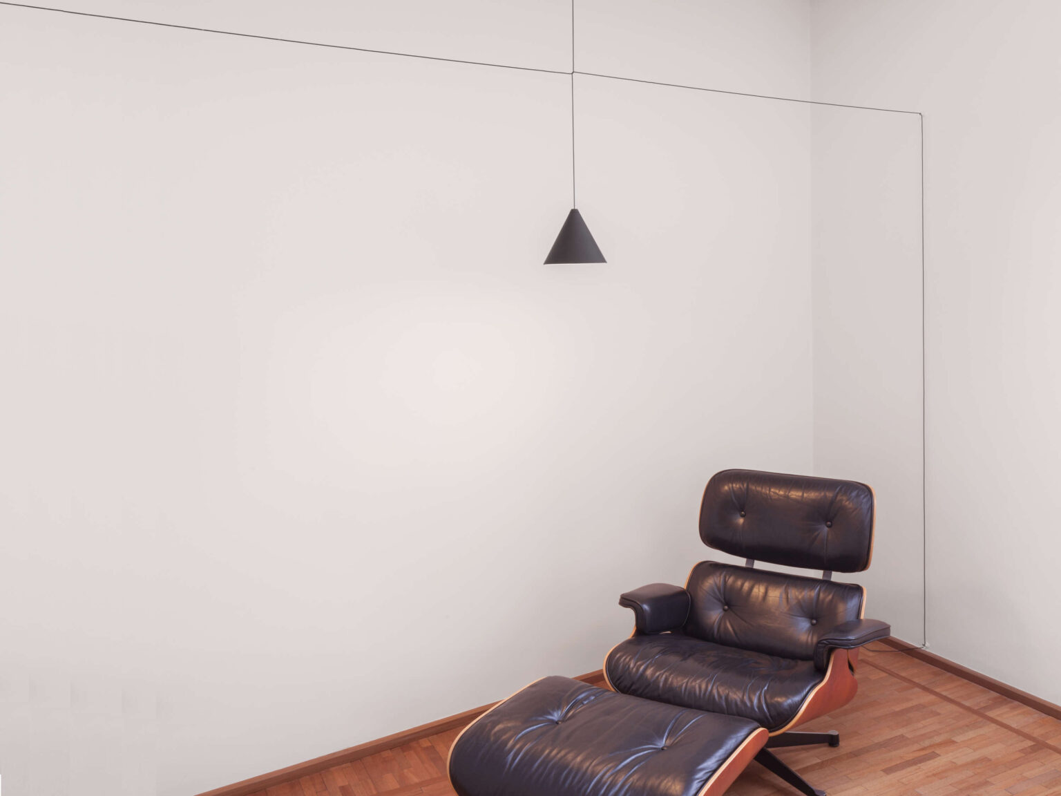 Minimalist pendant head from the String Light series, featuring an integrated touch dimmer on its coaxial cable.