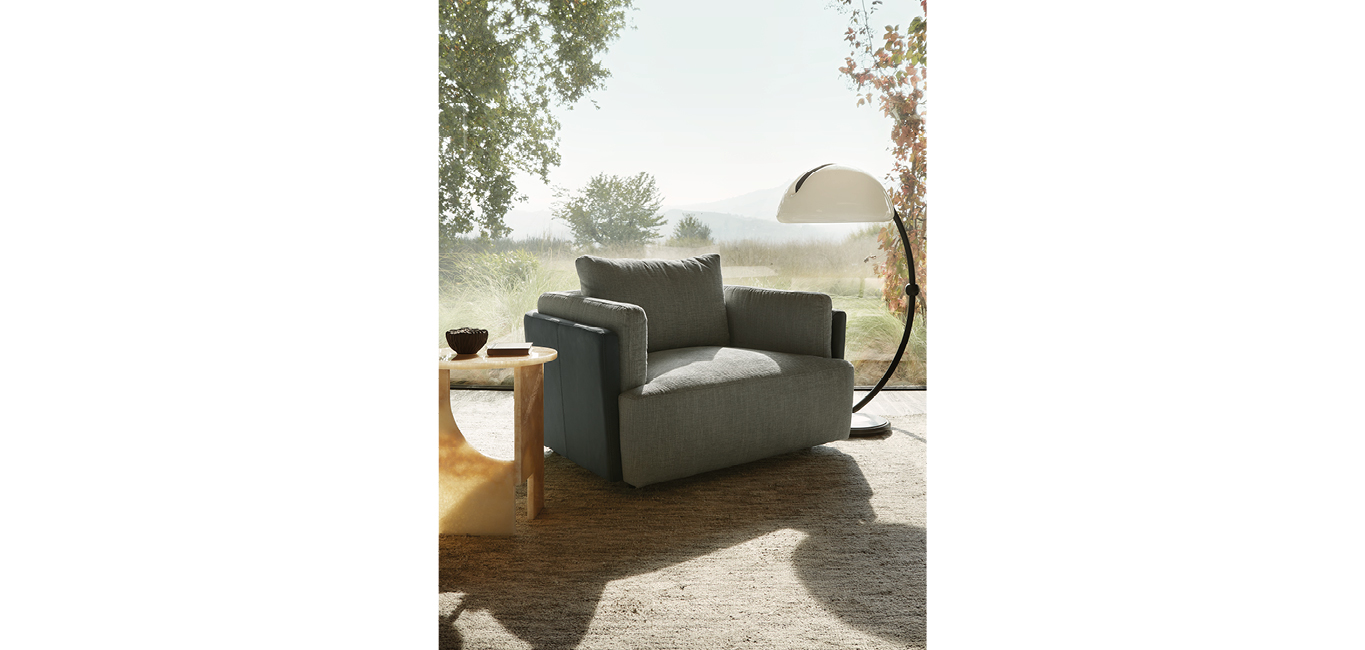 Sunset Swivel armchair by Nicoline, featuring a 360° rotating base and luxurious leather upholstery, adding modern elegance to interiors in Royal Oak, Michigan.