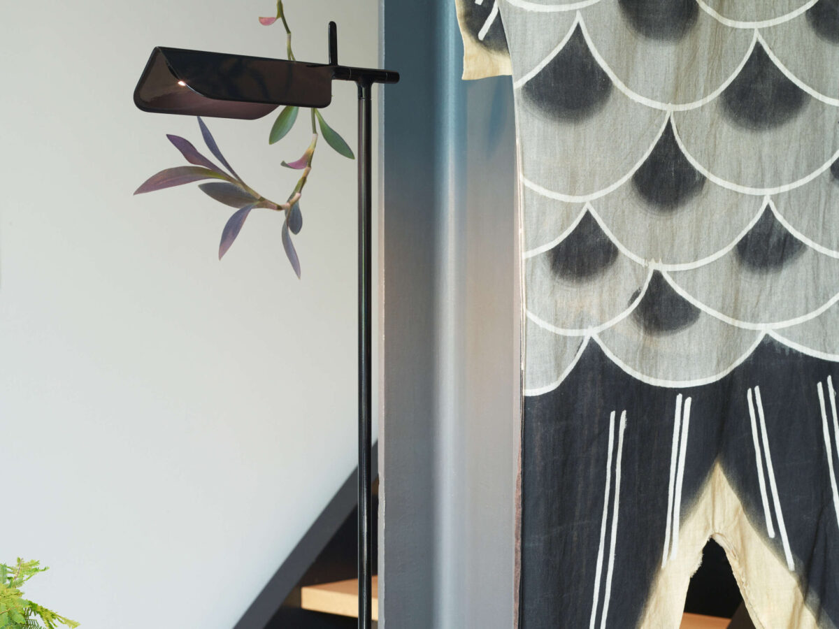 Close-up of the Tab Floor lamp’s PMMA multi‑LED diffuser and painted pressofused aluminum head against a neutral backdrop.