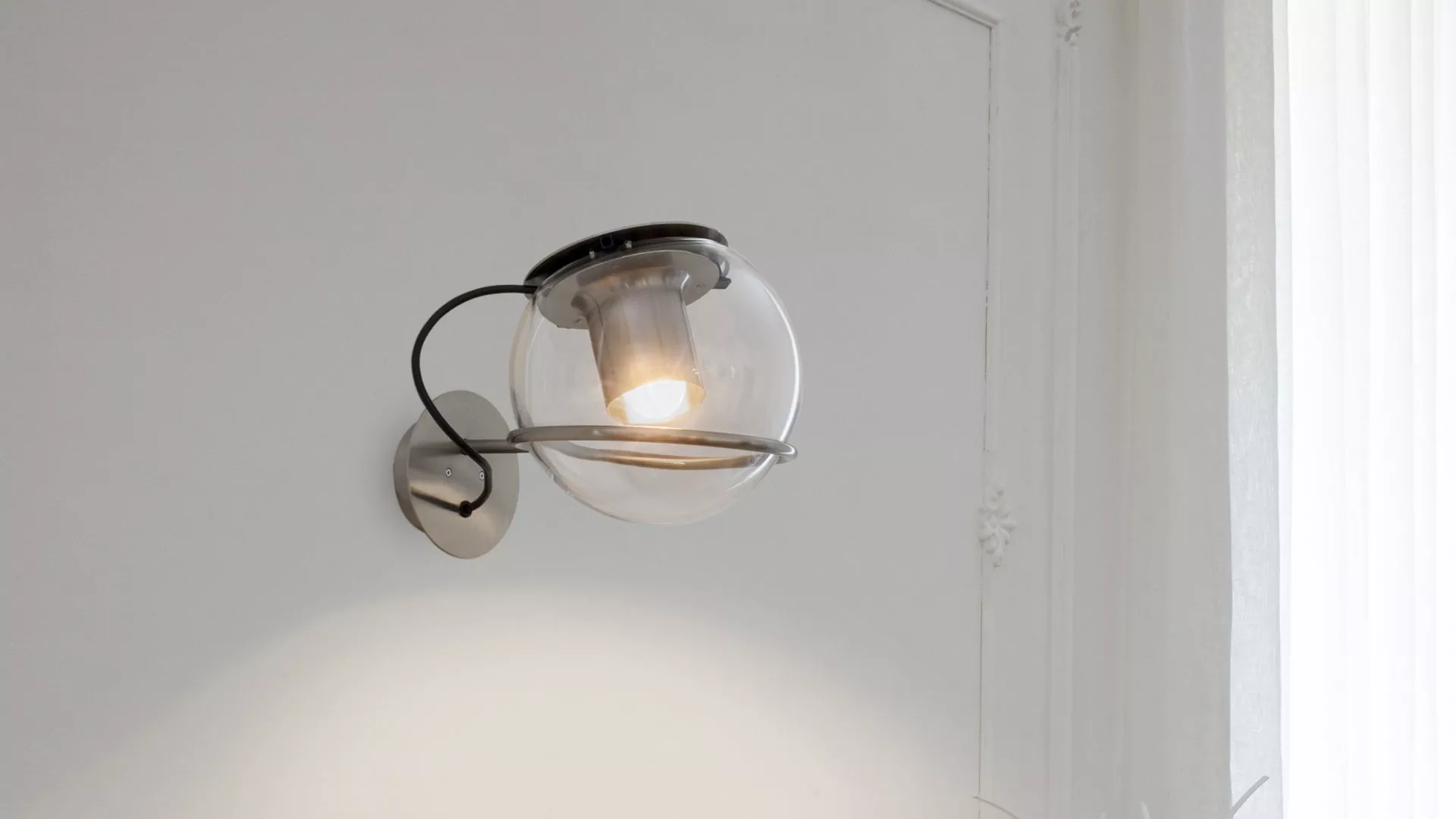 “The Globe by Oluce modern Italian table lamp – spherical glass diffuser with sleek metal base and minimalist design”