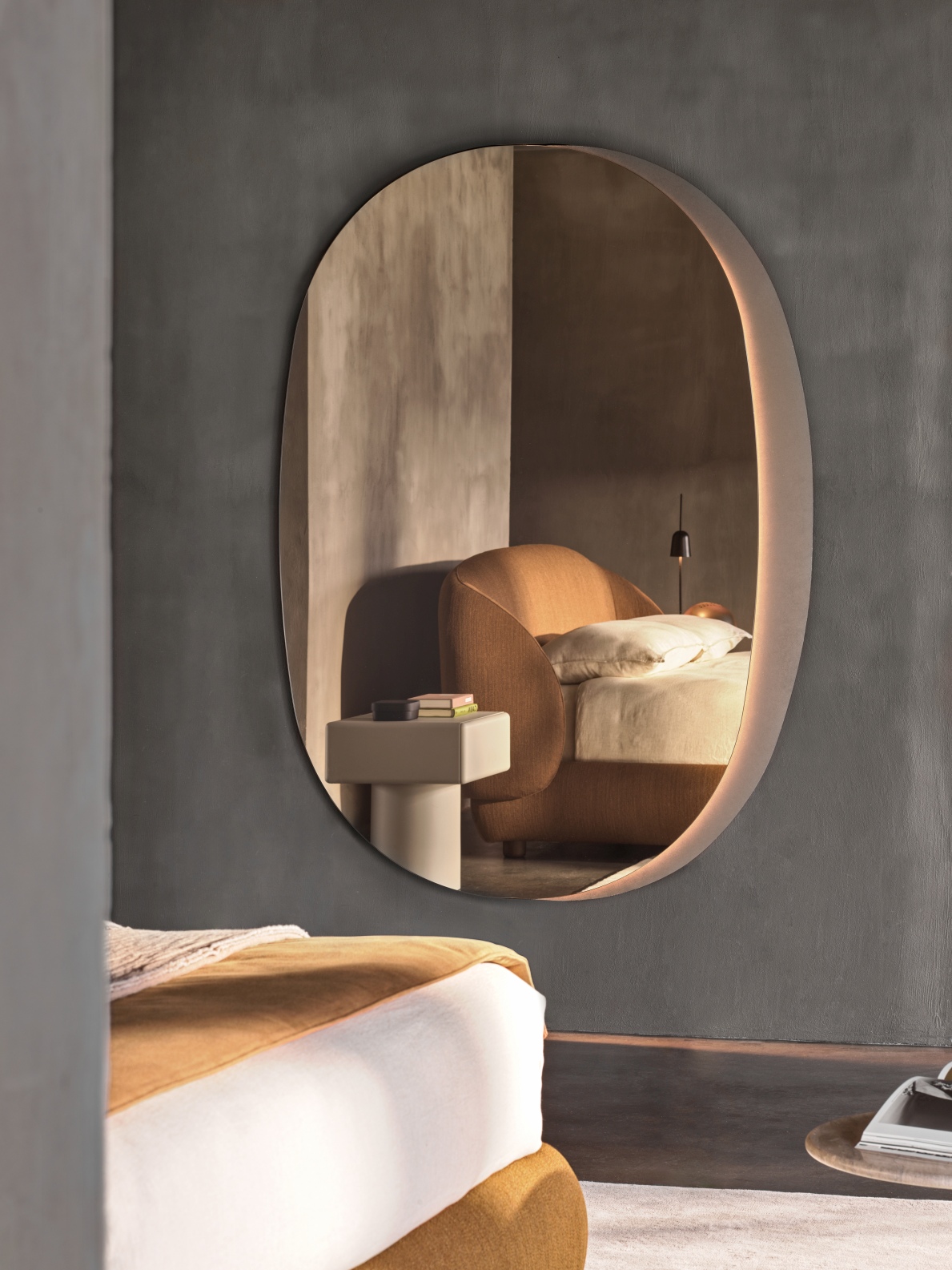 “Ditre Italia Helios – decorative designer mirror featuring bold circular form and artistic detailing”