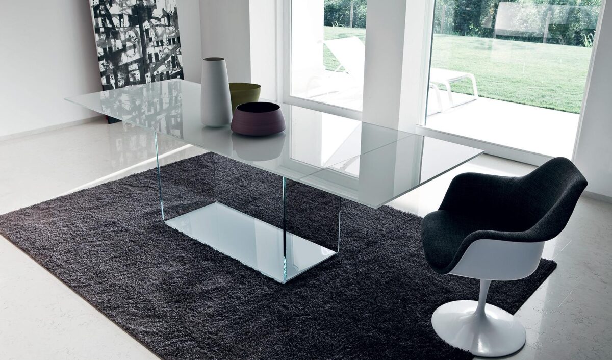 “Valencia by Sovet – transparent glass table with minimalist lines and refined Italian craftsmanship”