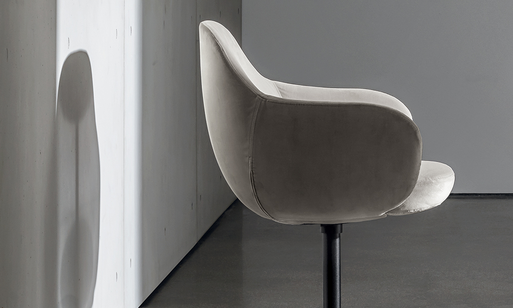 “Cadira Swivel chair by Sovet – modern Italian designer chair with rotating base and sleek contemporary design”