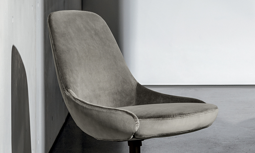 “Cadira swivel chair by Sovet – modern Italian designer chair with 360-degree rotating base and elegant form”