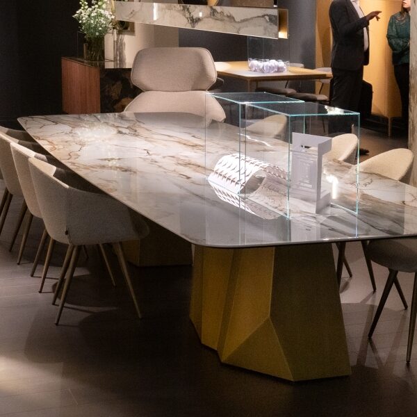 “Sovet Grandeod MAXI – contemporary statement table featuring grand proportions and architectural pedestal design”