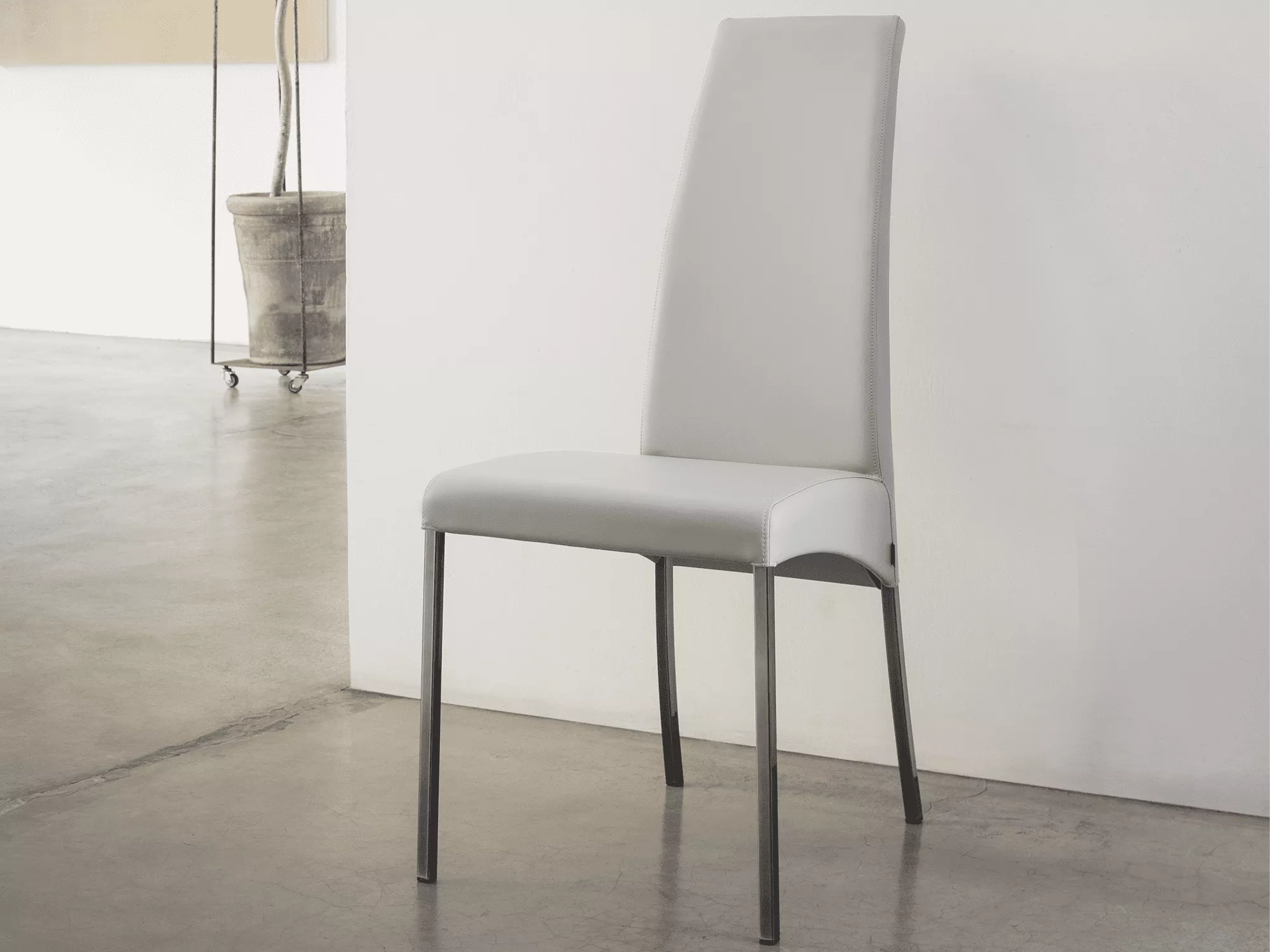 Aida by Bontempi dining chair with curved slender backrest