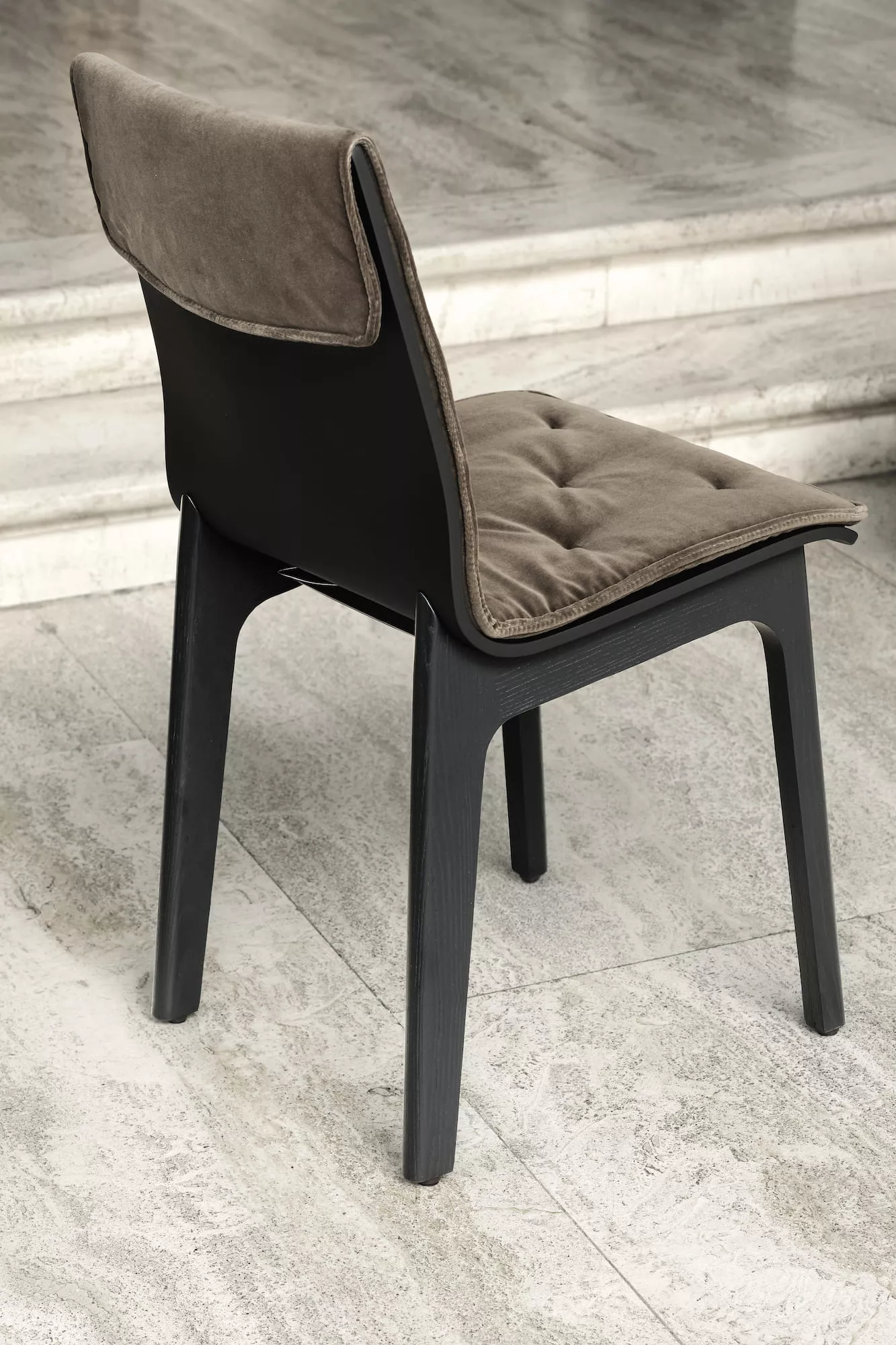 Alfa by Bontempi dining table with sleek pedestal base