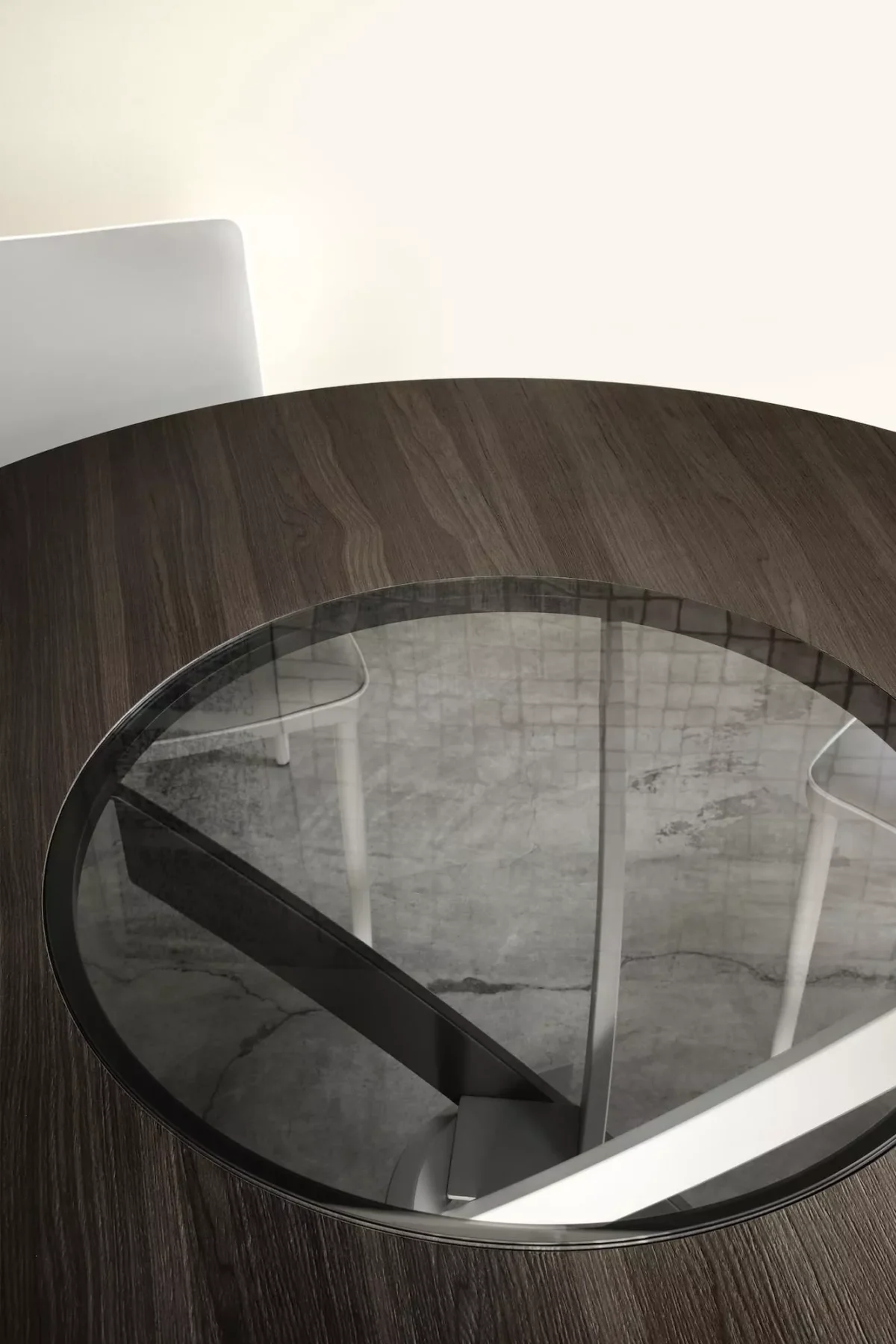 Close‑up of Barone by Bontempi highlighting curved metal legs and polished anthracite velvet‑matt glass top.