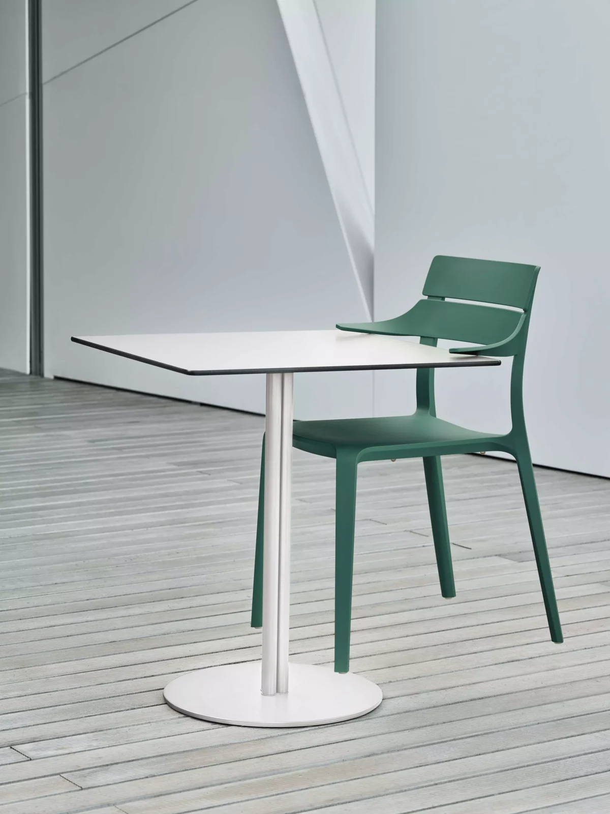Elegant Rocket Green table by Bontempi paired with neutral chairs