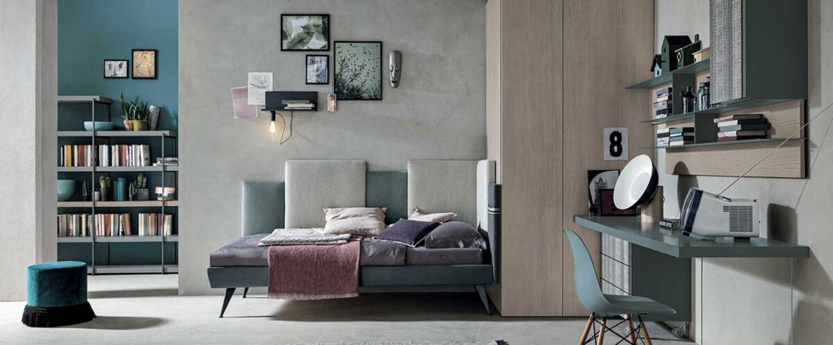 “Tomasella Composition 05 kids’ room – coordinated twin bed layout with open shelving and built-in wardrobes”