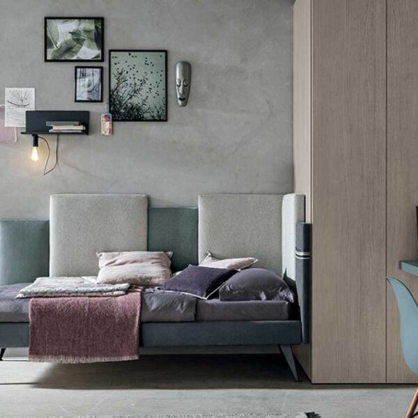 “Tomasella Composition 05 kids’ room – coordinated twin bed layout with open shelving and built-in wardrobes”