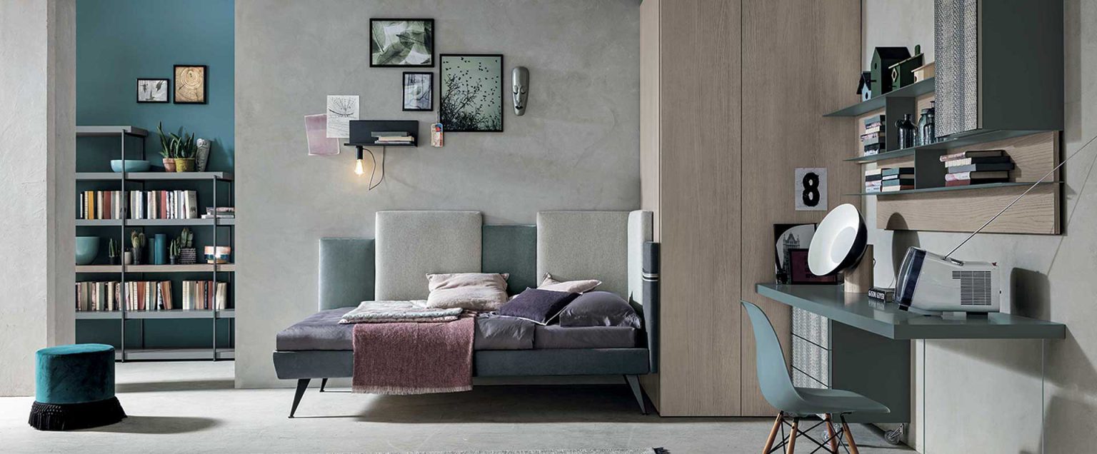 “Tomasella Composition 05 kids’ room – coordinated twin bed layout with open shelving and built-in wardrobes”