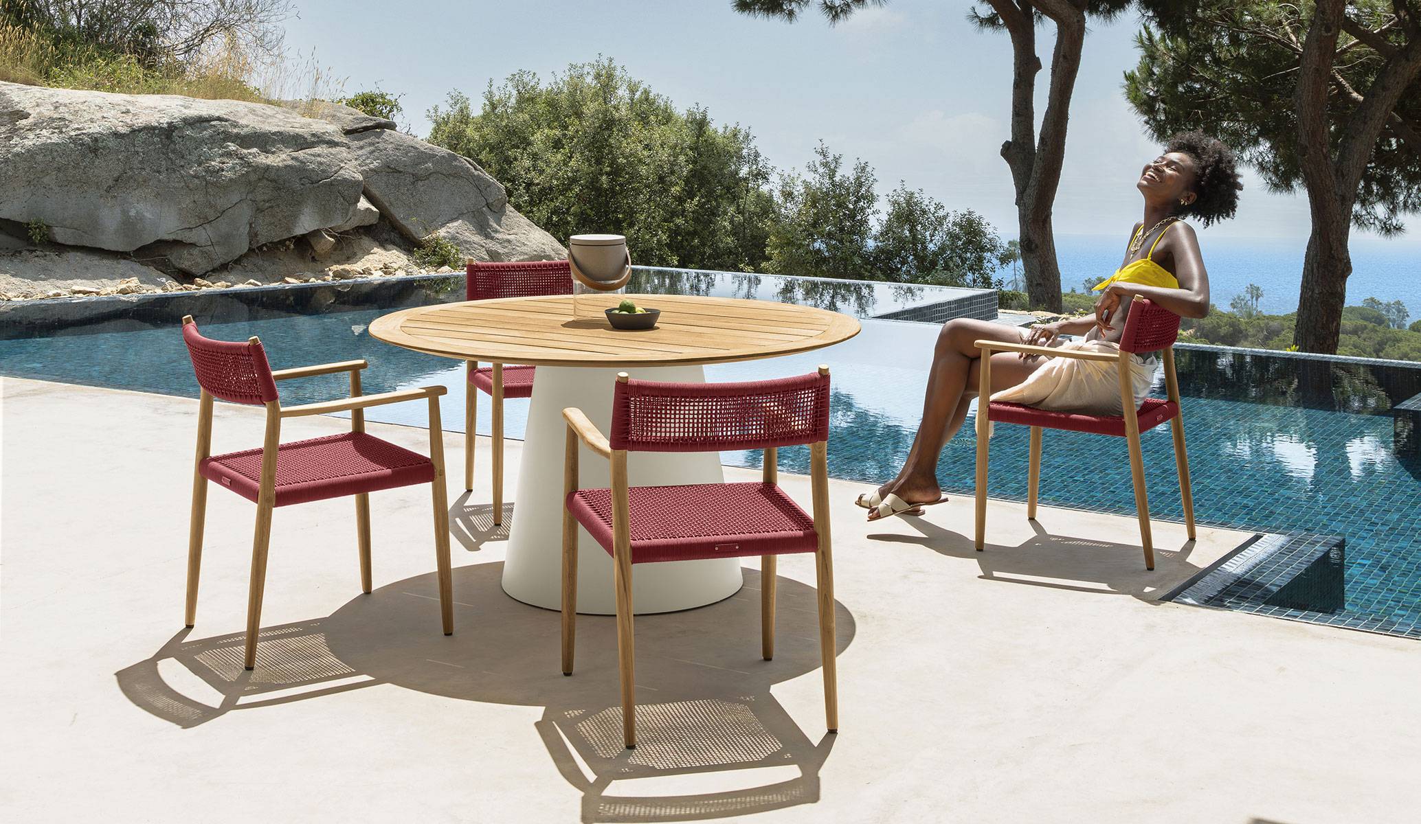 Dolcevita Dining Table D120 by Talenti – large round outdoor table with sleek, contemporary Italian design
