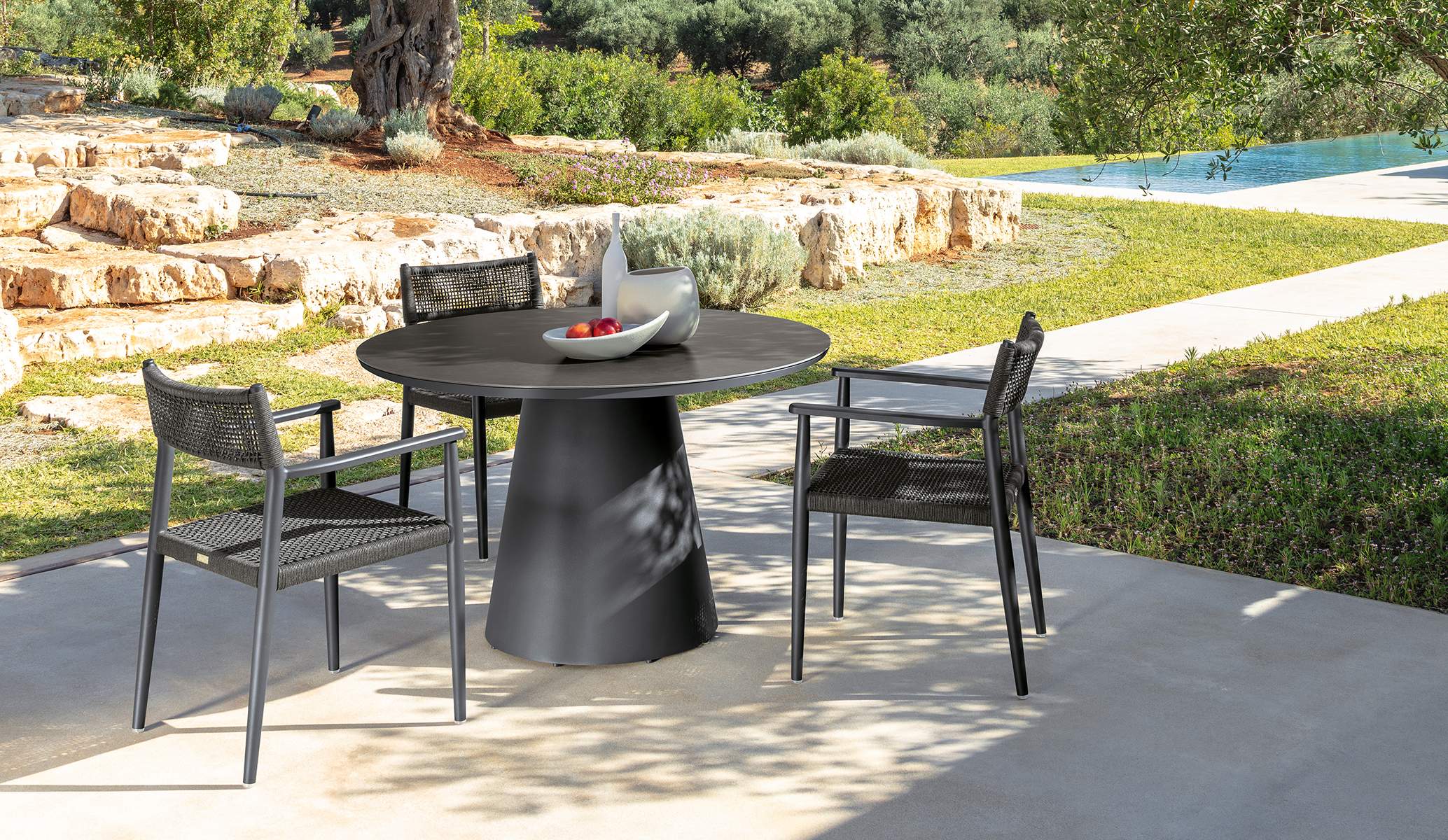 Dolcevita//Alu Dining Table D120 by Talenti – round aluminum outdoor table with elegant Italian design