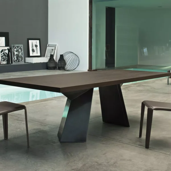 Close‑up of Flanders by Bontempi highlighting the tapered steel legs and 5 cm solid-wood top edge.