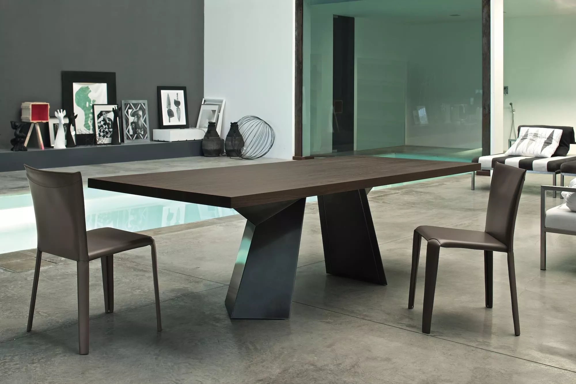 Close‑up of Flanders by Bontempi highlighting the tapered steel legs and 5 cm solid-wood top edge.