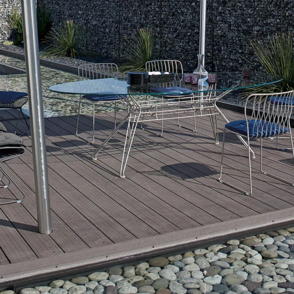 Freak Outdoor lounge chair by Bontempi in garden setting