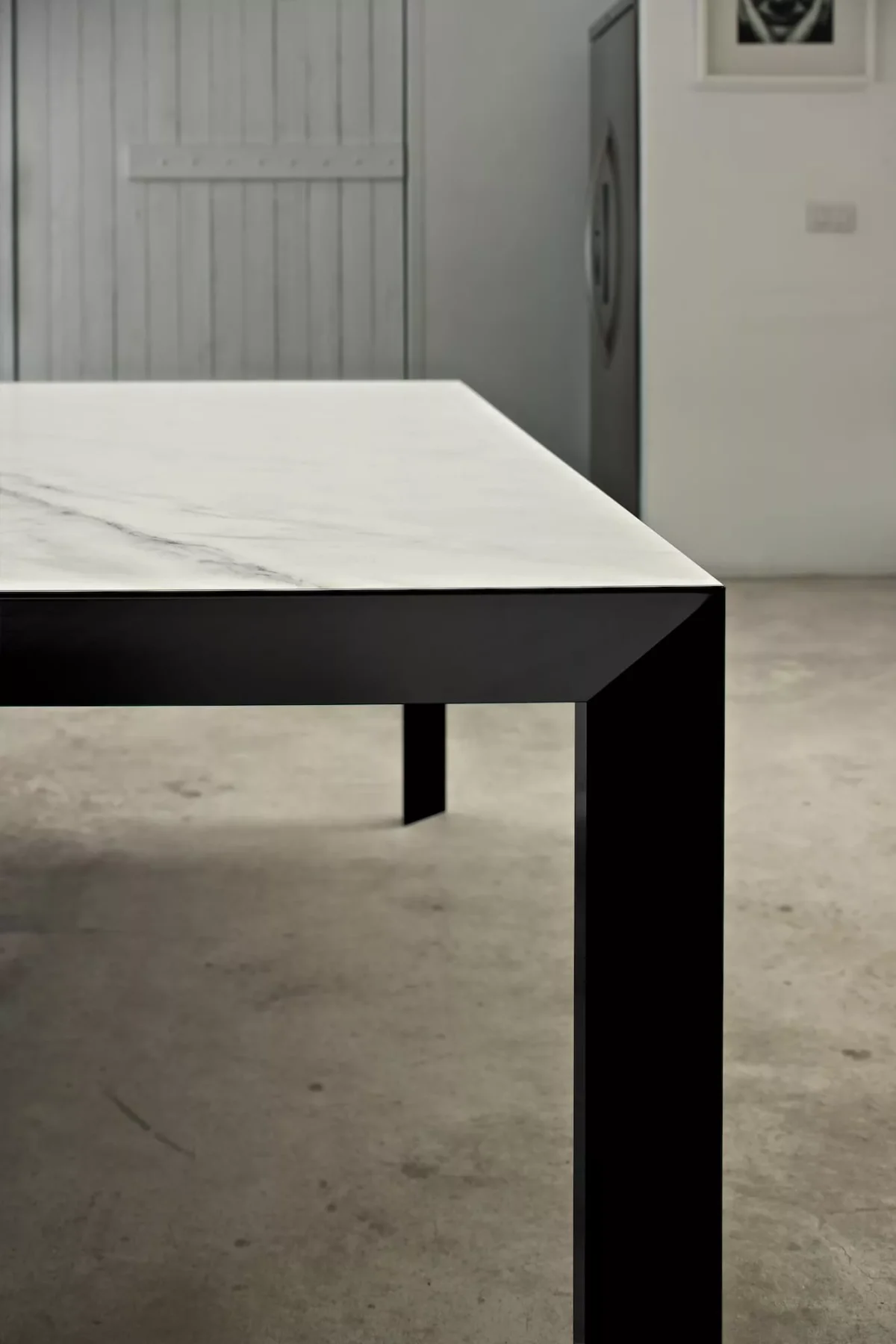 Genius by Bontempi – kitchen table 160 cm long with velvet‑matt anthracite crystal-glass top and sand‑finish aluminum legs.