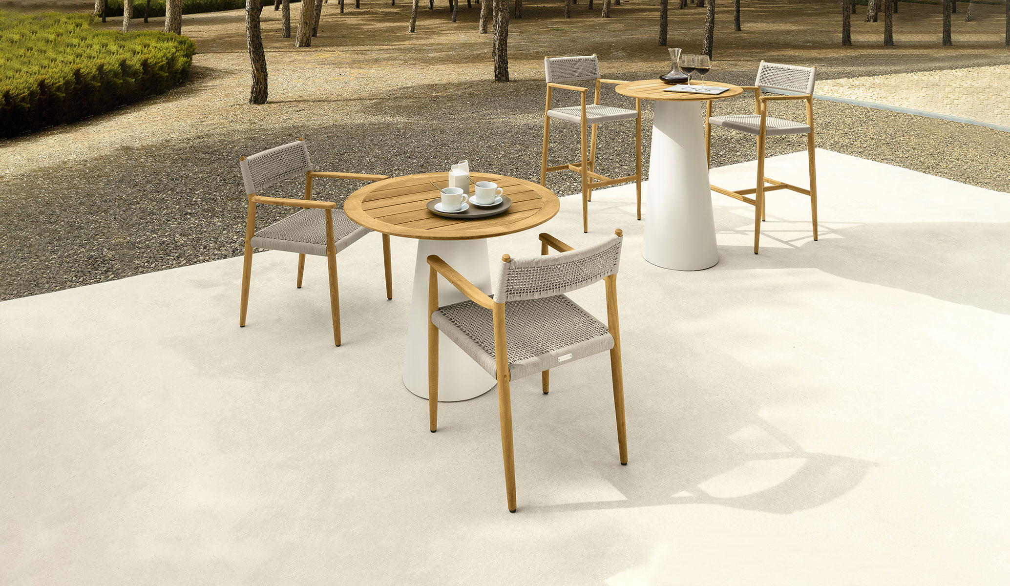 Dolcevita Dining Table D90 by Talenti – compact round outdoor table with elegant, contemporary design