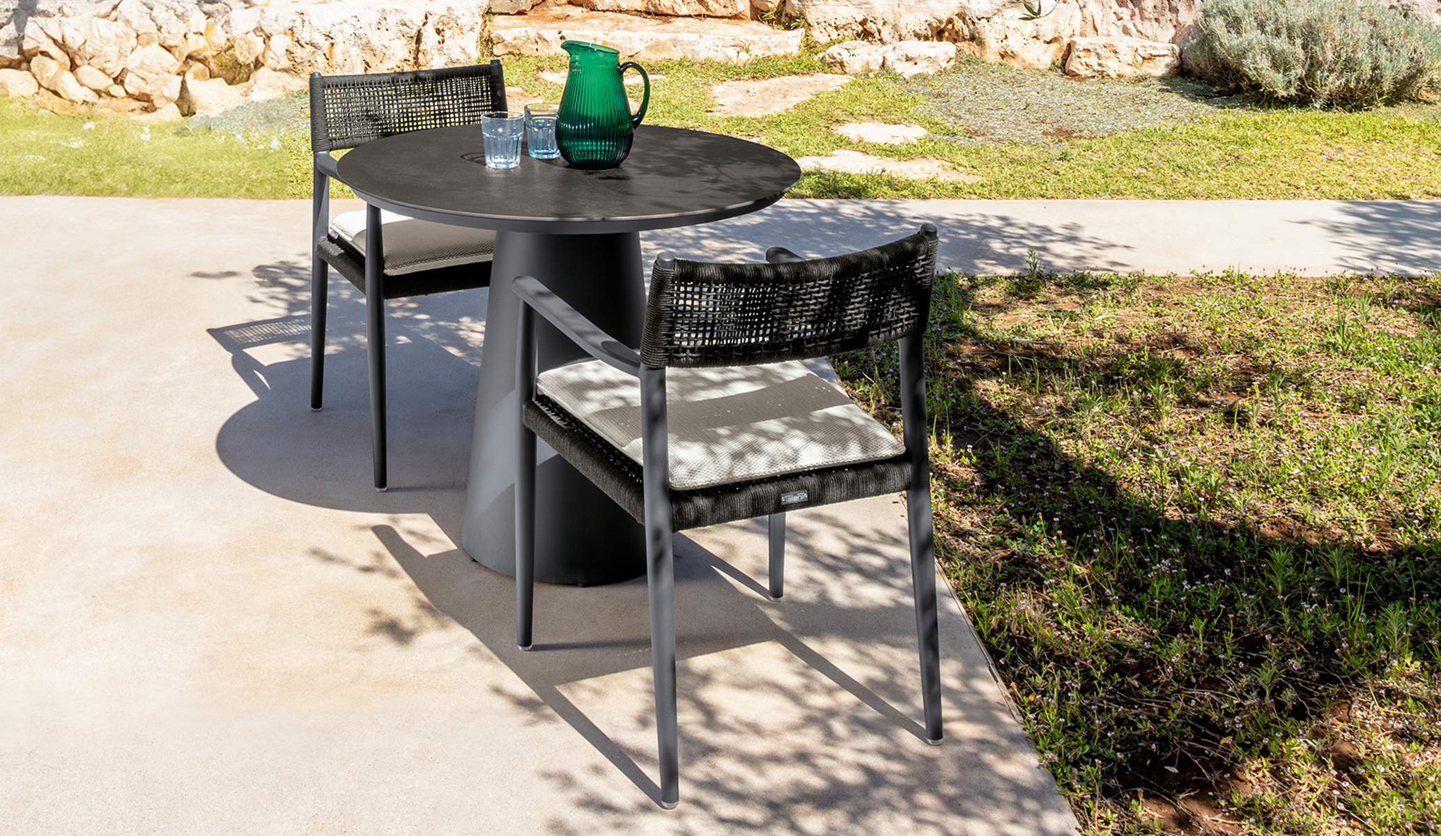 Dolcevita//Alu Dining Table D90 by Talenti – round outdoor table with aluminum frame and minimalist Italian design