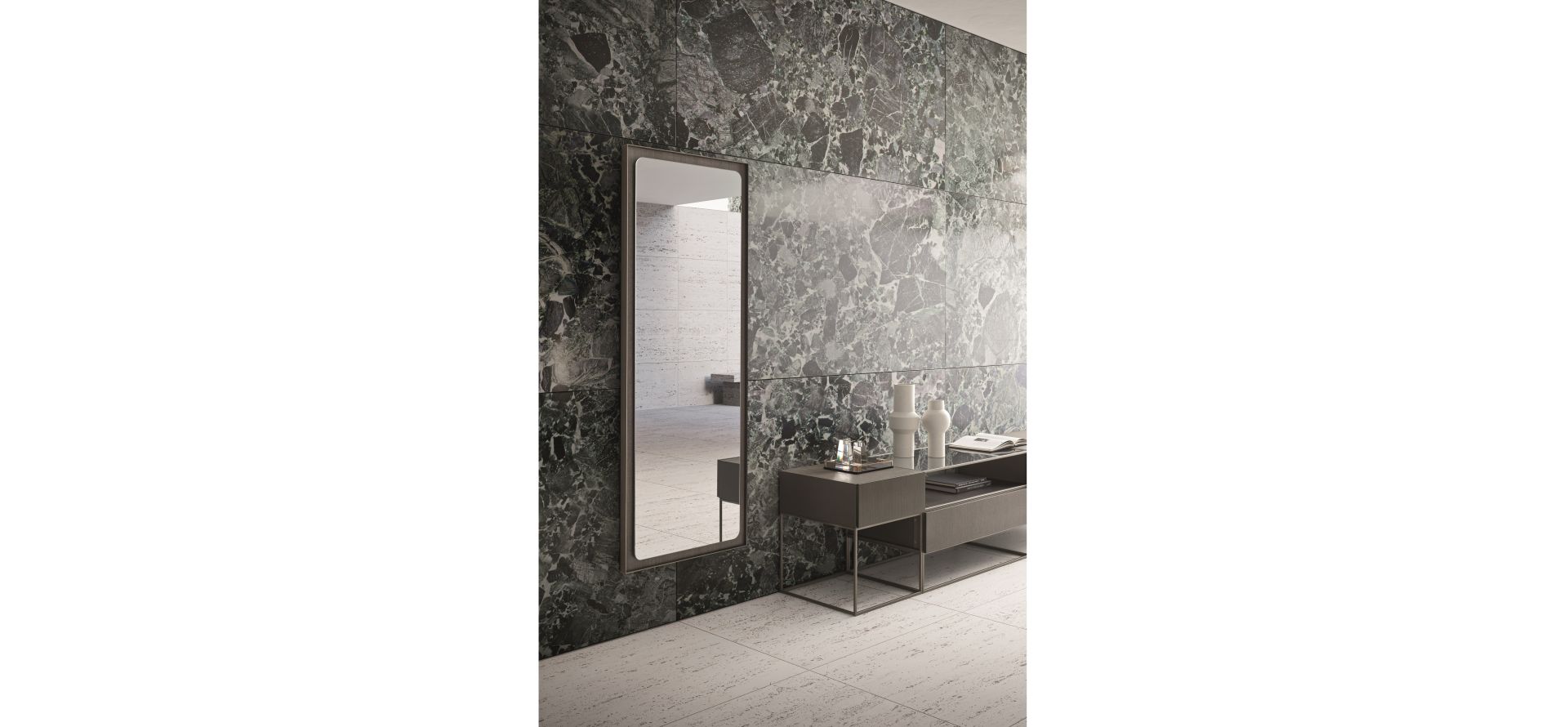 “Ditre Italia GLARE – elegant round mirror featuring sleek reflective surface and refined modern detailing”