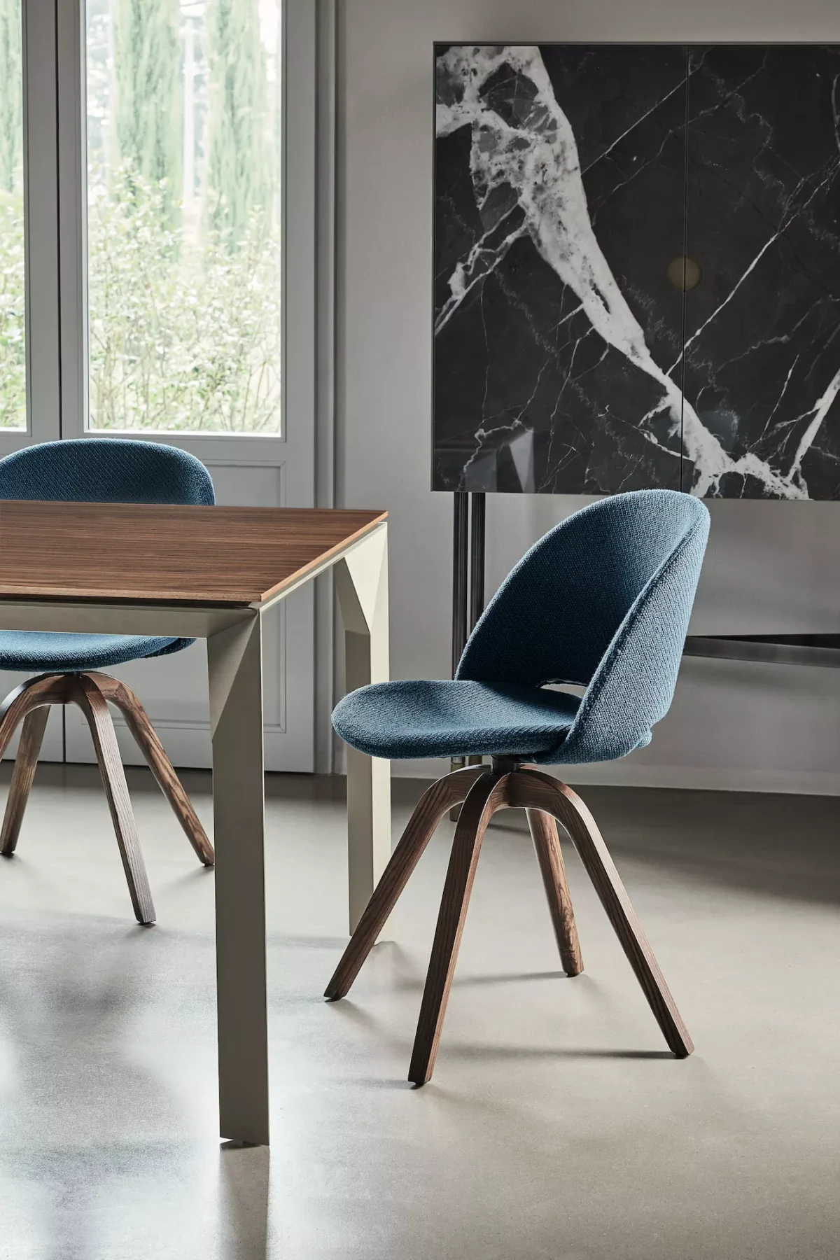 “Madison Superior by Bontempi luxury Italian dining table in Birmingham, Michigan showroom”