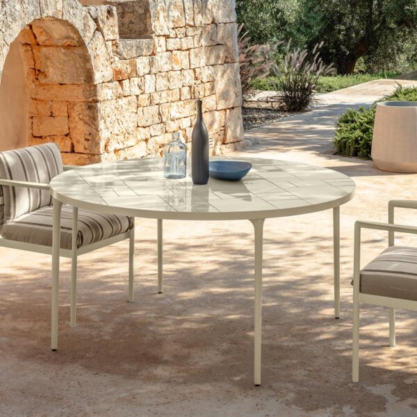 Nalu Dining Table D150 by Talenti – large round outdoor table with sleek design and sturdy aluminum frame