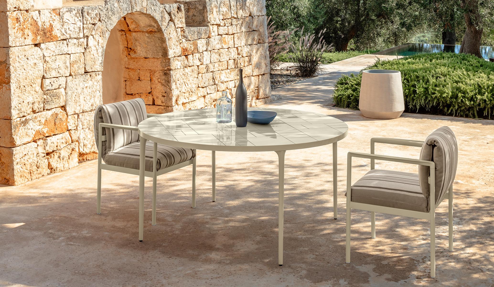 Nalu Dining Table D150 by Talenti – large round outdoor table with sleek design and sturdy aluminum frame