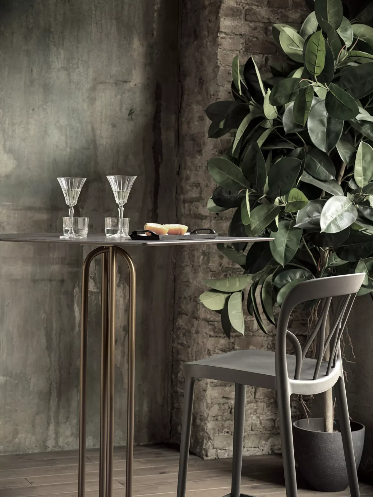 “Front-facing Rail High by Bontempi Casa – compact bar table with a sturdy metal base and square laminate top, ideal for modern interiors.”