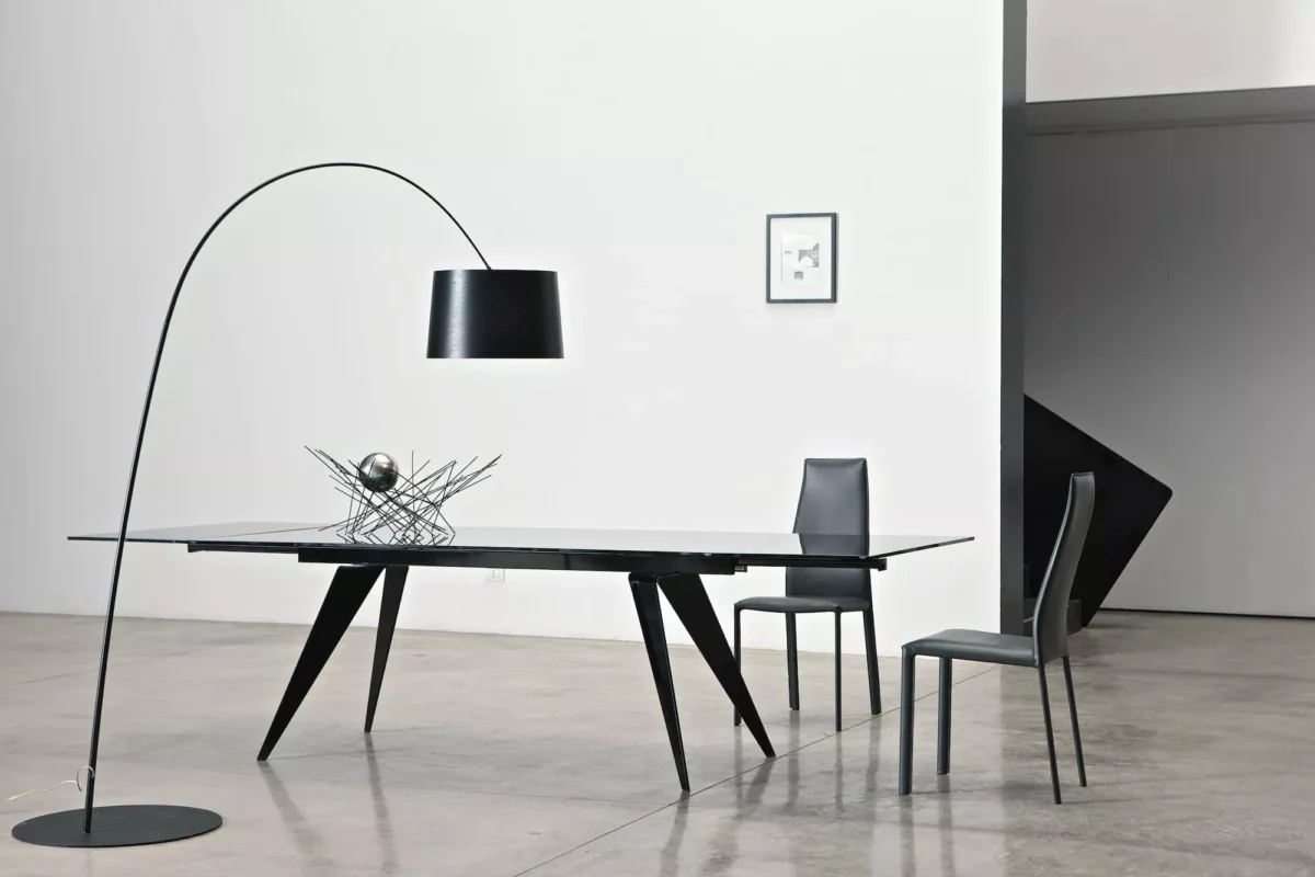 Fixed Ramos table with natural oak veneer top and anthracite lacquered metal legs in a minimalist dining room.