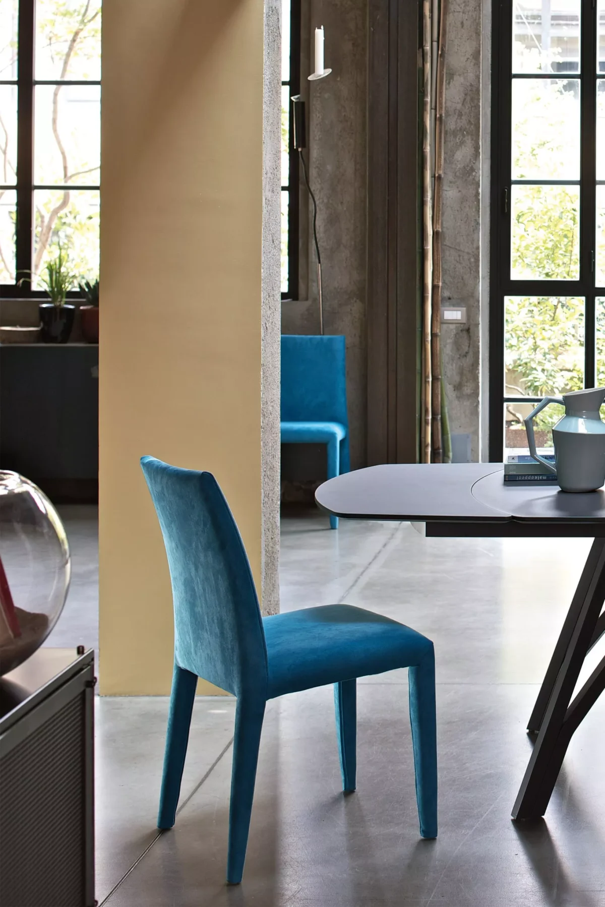 Elegant Sofia table with round profile by Bontempi