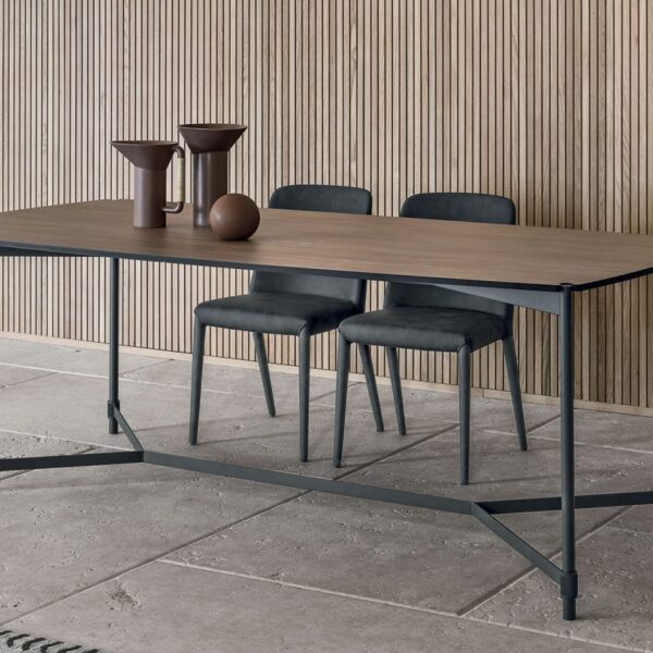 “Tavolo Tower by Tomasella – modern Italian dining table with sculptural central base and minimalist tabletop design”