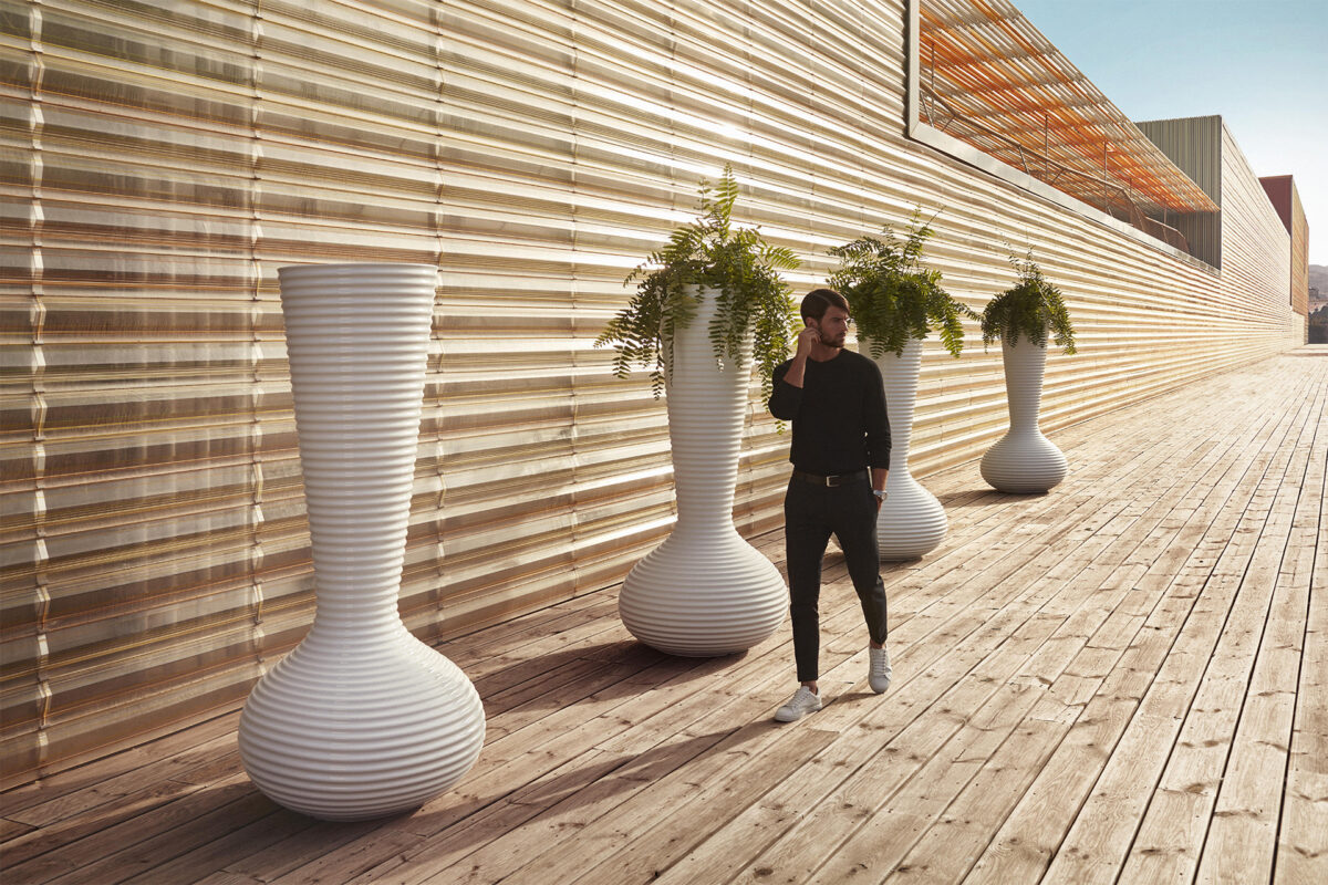 "Vondom BLOOM PLANTER in lacquered black, enhancing modern outdoor decor."