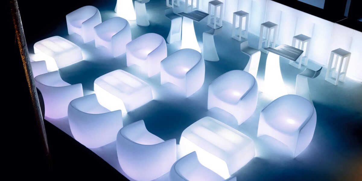 Sleek modern BLOW Lounge Chair by Vondom in outdoor setting